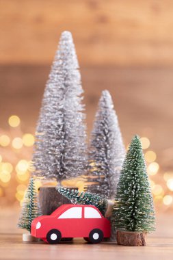 Bokeh arka planında renkli bir Noel ağacı. Noel kutlaması konsepti. Tebrik kartı.