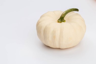 Creative Top view düz sonbahar kompozisyonu. Kabak kabaklarından yapılmış çerçeve renkli kağıt arkaplan kopyalama alanı. Şablon güz hasadı Şükran Günü Cadılar Bayramı davetiye kartları.