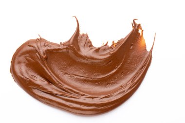 Beyaz arka planda izole edilmiş çikolata kremi. Düz yatıyordu.