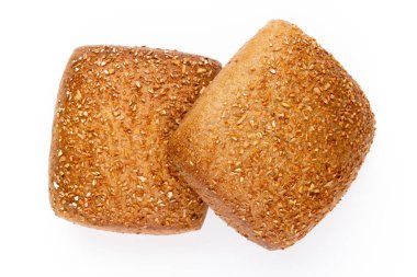 Beyaz arka planda çavdar ekmeği..