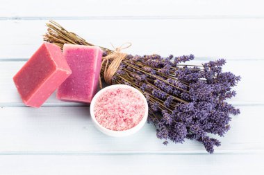 Lavanta ve turuncu doğal kozmetik ürünleri, beyaz arka planda ev yapımı spa için limon..