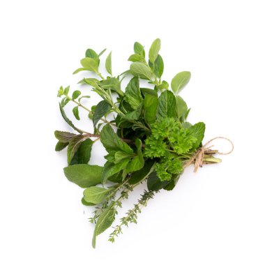 Beyaz arka planda izole edilmiş baharat bitkisi. Üst Manzara. Düz uzanma deseni.