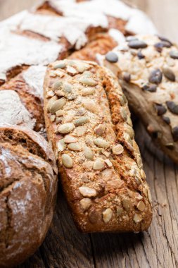 Ekmek arkaplan, üst görünüm, siyah ve çavdar somunları.