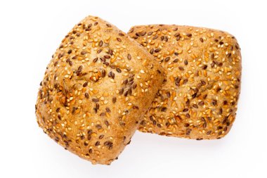 Beyaz arka planda çavdar ekmeği..