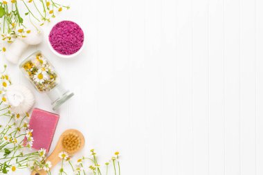 Doğal kozmetik ürünleri ve açık arkaplanda papatya çiçekleri ile kompozisyon aroması.