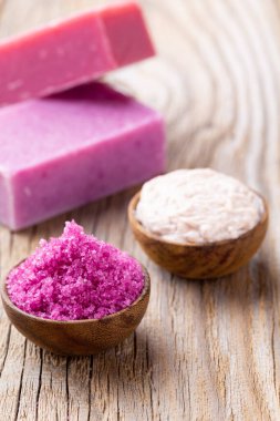 Doğal deniz tuzlu spa seti. Salon tedavisi daveti için spa konsepti veya şablonu. 