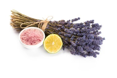 Lavanta ve turuncu doğal kozmetik ürünleri, beyaz arka planda ev yapımı spa için limon..
