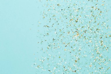 Şenlikli pastel arka plan. Noel yıldızları ve parıldayan parıltılar, pastel arka planda konfeti. Noel zamanı. Düğün için. Doğum günü. Sevgililer Günü. Düz yatıyordu.