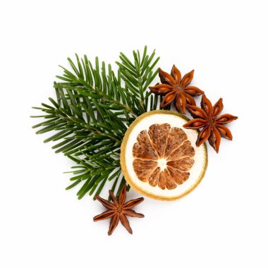 Beyaz arkaplanda çam kozalakları ve köknar ağacı dalı.