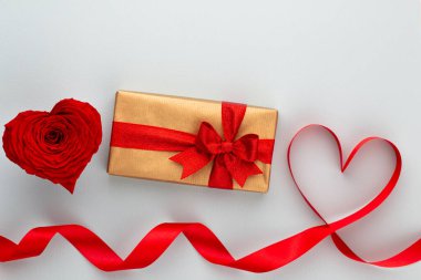 Kırmızı gül kalpli sevgililer günü arkaplanı. Büyük kartlar.