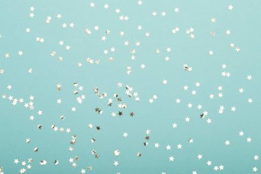 Parlak bir Noel geçmişi var. Yıldız tozu ve altın parıltı. Web ve yazdırma için tatil arkaplanı.