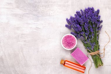 Temel yağ ve lavanta, papatya çayı deniz tuzu, spa, çiçekli üst görünüm..