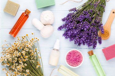 Temel yağ ve lavanta, çiçekli papatya tuzu..