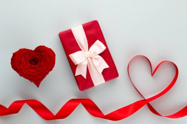 Kırmızı gül kalpli sevgililer günü arkaplanı. Büyük kartlar.