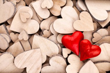 Tahta kalp deseni, tahta kalp arka planında kırmızı bir kalp..