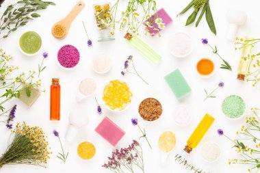 Çiçek aromalı spa terapisi, sade papatya çiçekleriyle süslenmiş çeşitli güzellik ürünleri..