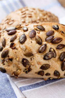 Koyu gri mutfak masasında taze pişmiş ekmek..