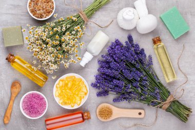 Temel yağ ve lavanta, papatya çayı deniz tuzu, spa, çiçekli üst görünüm..