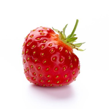 İzole edilmiş çilek. Tek çilekli meyve beyaz arkaplanda izole edilmiş, kırpma yolu ile - resim