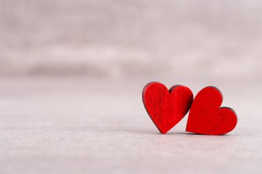 Tahta kalp deseni, tahta kalp arka planında kırmızı bir kalp..