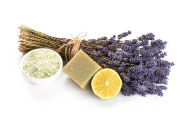 Lavanta ve turuncu doğal kozmetik ürünleri, beyaz arka planda ev yapımı spa için limon..