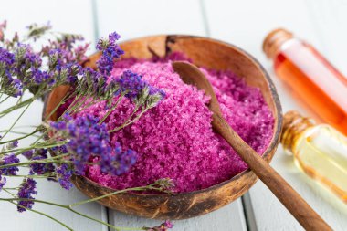 Doğal deniz tuzlu spa seti. Salon tedavisi daveti için spa konsepti veya şablonu. 