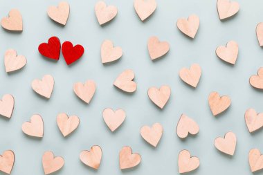 Sevgililer Günü arkaplan pastel kalpler mavi arkaplanda. Tebrik kartı..