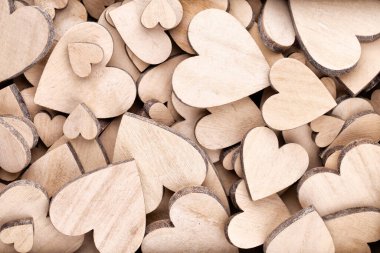 Tahta kalpler, tahta kalp arka planında kırmızı bir kalp..