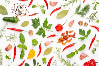 Baharatlı bitkisel yapraklar ve beyaz arka planda kırmızı biber. Sebze deseni. Çiçekler ve sebzeler beyaz arka planda. Üst manzara, düz uzanma.