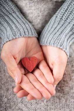 Noel süslemeli klasik Noel arkaplanı. Noel tebrik kartı. Bokex gümüşü arka planda şenlik dekorasyonu. Yeni yıl konsepti. Uzayı kopyala Düz yatıyordu. Üst görünüm.