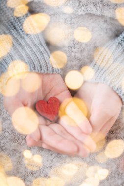 Noel süslemeli klasik Noel arkaplanı. Noel tebrik kartı. Bokex gümüşü arka planda şenlik dekorasyonu. Yeni yıl konsepti. Uzayı kopyala Düz yatıyordu. Üst görünüm.