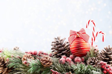 Noel ve Yeni Yıl tatilleri boktan bir geçmiş. Noel Dekorasyon Sancağı- Karlı Çam Kozalakları ve Yılbaşı Işıkları. Noel arkaplanında kar köknarı ağacı var. Metnin için kopyalama alanı olan üst görünüm. 