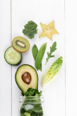 Yeşil sebzeli cam kavanoz kupaları marul yaprakları, limon, elma, kivi, avokado, gıda konsepti..