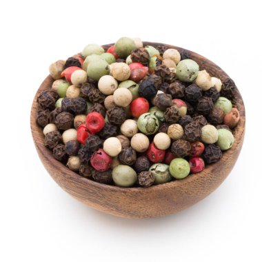 Beyaz arka planda kaşıkta biber tohumu.