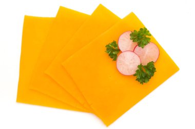 Beyaz arka planda izole edilmiş peynir dilimi.