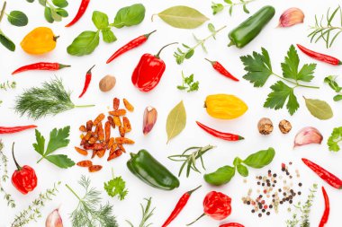 Baharatlı bitkisel yapraklar ve beyaz arka planda kırmızı biber. Sebze deseni. Çiçekler ve sebzeler beyaz arka planda. Üst manzara, düz uzanma.