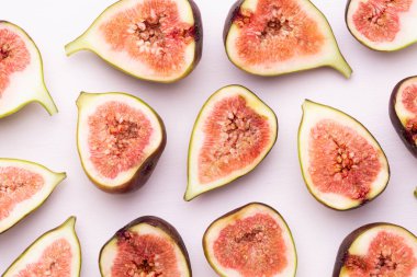 Beyaz arka planda izole edilmiş incir meyveleri. Üst Manzara. Düz yatıyordu.