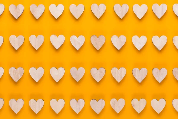 Kleine Holzherzen Auf Gelbem Hintergrund Eine Kreative Idee Valentinstag Grußkarte — Stockfoto