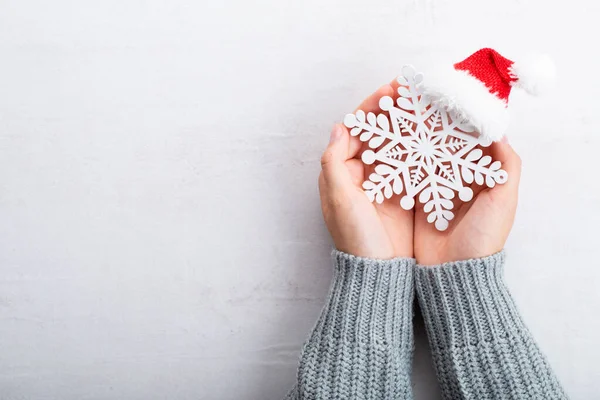 手にクリスマスの装飾とヴィンテージクリスマスの背景 クリスマスのグリーティングカード 灰色の背景にお祭りの装飾 新年のコンセプト コピースペース 平置きだ トップ表示 — ストック写真