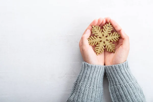 女性の手でクリスマスの装飾とヴィンテージクリスマスの背景 クリスマスのグリーティングカード 灰色の背景にお祭りの装飾 新年のコンセプト コピースペース 平置きだ トップ表示 — ストック写真