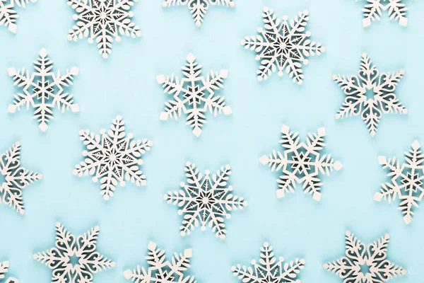 Kerst Achtergrond Witte Sneeuw Decoraties Een Roze Achtergrond — Stockfoto