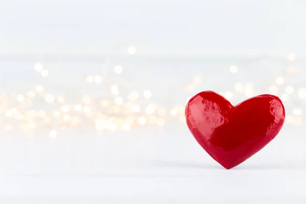 バレンタインデーの背景に赤い心を持つ グリーティングカード — ストック写真