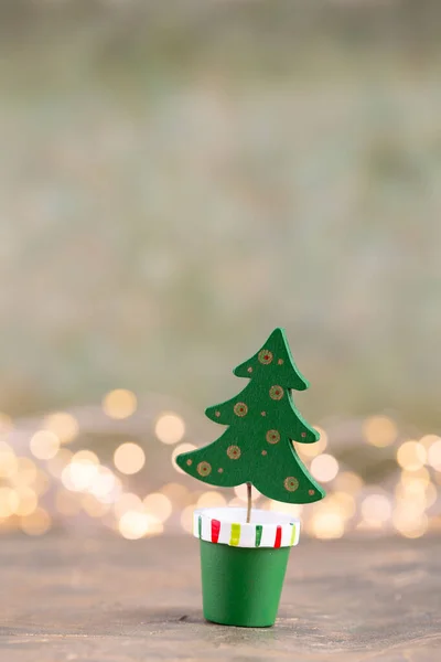 Kleurrijke Kerstboom Groene Bokeh Achtergrond — Stockfoto