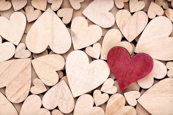 Деревянные Сердца Одно Красное Сердце Фоне Деревянного Сердца — стоковое фото