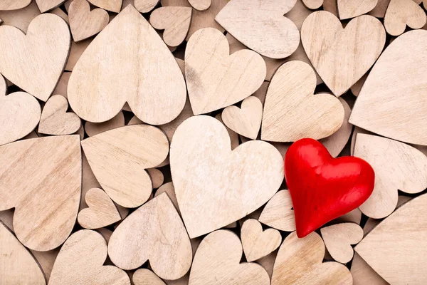 Cuori Legno Cuore Rosso Sullo Sfondo Del Cuore Legno — Foto Stock