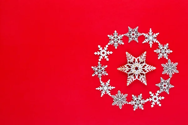 Noel Kompozisyonu Kırmızı Arka Planda Beyaz Kar Taneleri Çelenk Süslemeleri — Stok fotoğraf