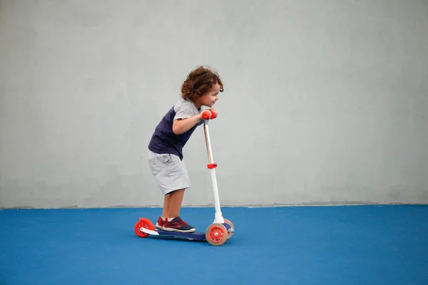 Dışarıda motosiklet süren bir çocuk.