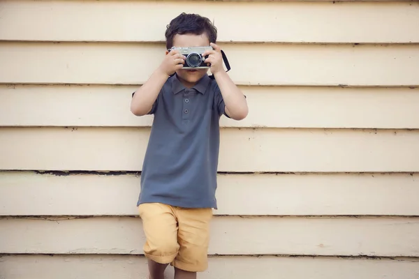 小男孩拿着相机拍照 看着相机 — 图库照片