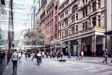 Sydney, NSW Avustralya 05.04.2020 Şehrin merkezinde kalabalık bir cadde, insanlar alışveriş yapıyor, işe gitmek için acele ediyorlar