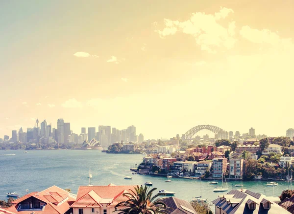 悉尼新南威尔士州2020年4月从悉尼北岸俯瞰悉尼港湾大桥 歌剧院和悉尼商务中心 美丽柔和的夕阳 — 图库照片